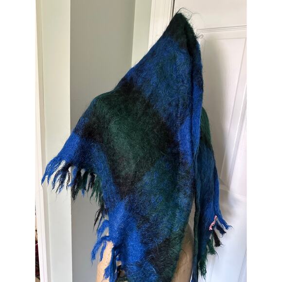 Vintage Mohair Fringed shawl Shrug Wrap Poncho blue black green fuzzy triangle - Picture 12 of 16